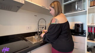 A MILF safada Mirela Squirt deu o cú sem camisinha no megane a trois