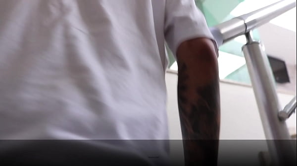 enteado novinho fodeu a madrasta rabuda ao sair do banho (VIDEO COMPLETO NO RED/SHEER)